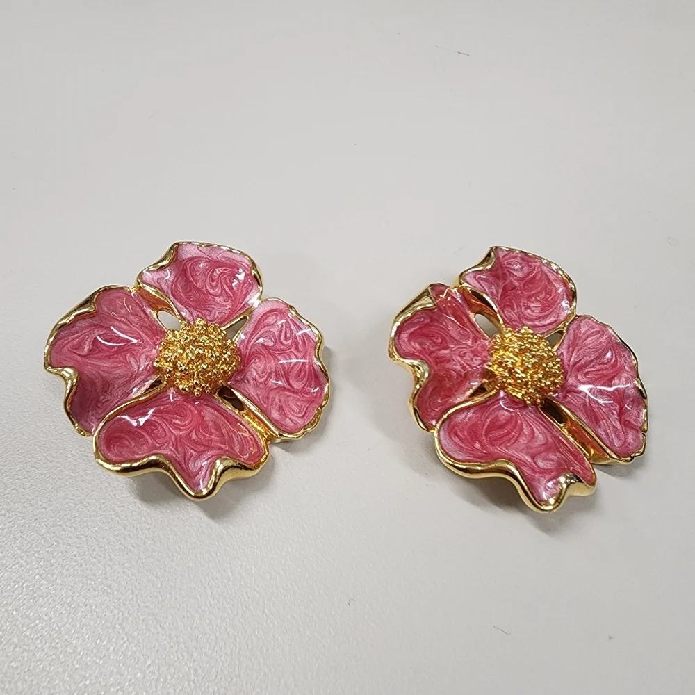 Vintage Avon Dogwood Flower Clip-On Earrings Pink Enamel Gold Tone Floral